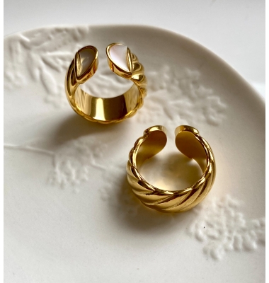 Crossiant 18K gold plated band ring 