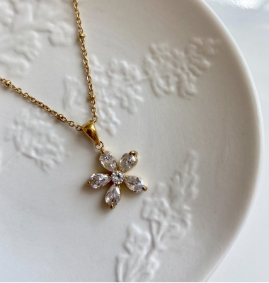 Daisy 18k gold plated flower necklace 
