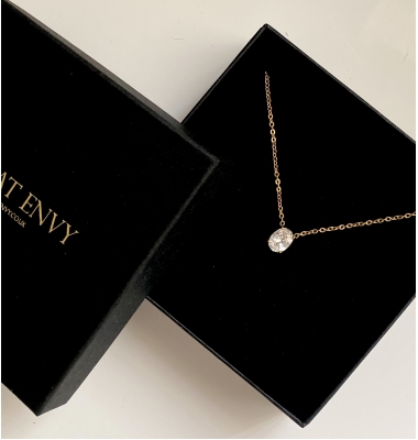 Raven oval pendant necklace 