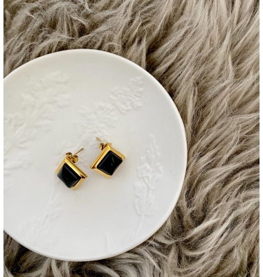 Aaliyah stud earrings 