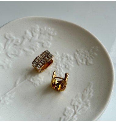 Claire huggie earrings 