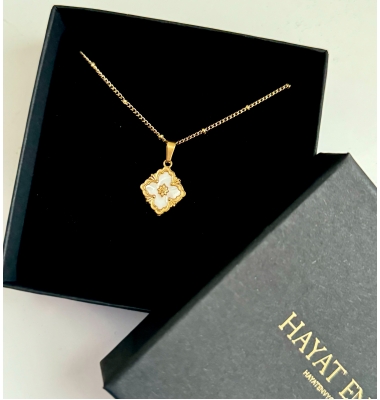 Clover white pendant necklace 